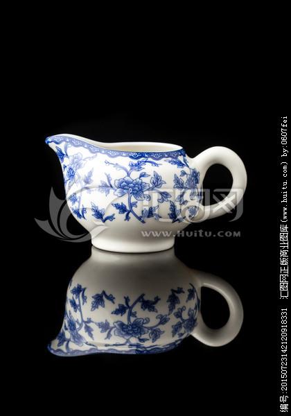 青花瓷茶具纯色背景高清图